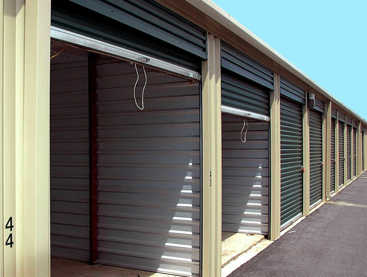 self storage vs garage rental